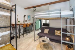 ein Wohnzimmer mit einem Sofa und einem Etagenbett in der Unterkunft Cabana & Le Petit Rousseau - Proche du Lac in Annecy