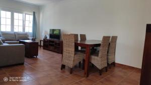 sala de estar con mesa de madera y sillas en Apartamentos Juan Benítez, en Cotillo