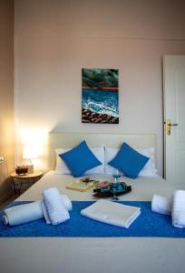 A bed or beds in a room at Endless Blue Sunshine