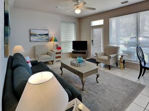 sala de estar con sofá y mesa en Destiny Beach Villas 5b, en Destin