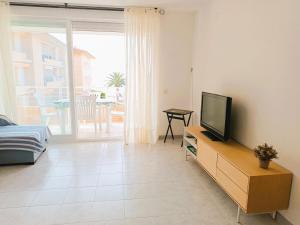uma sala de estar com uma televisão de ecrã plano numa cómoda em Villa Service - Maricel M em El Vendrell