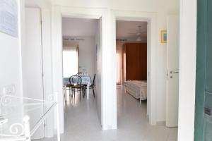 een witte hal met een slaapkamer en een eetkamer bij ONDA MARINA in Agrigento