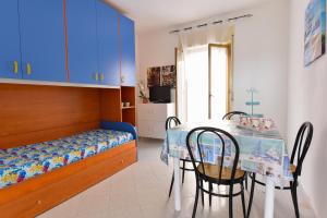 Un dormitorio con una cama y una mesa y sillas. en ONDA MARINA, en Agrigento 15 fotos más