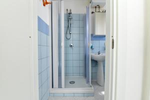 een badkamer met een douche en een wastafel bij ONDA MARINA in Agrigento