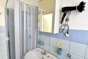 een badkamer met een wastafel en een haardroger bij ONDA MARINA in Agrigento