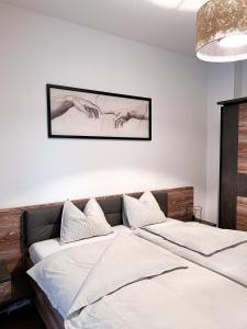 - une chambre avec 2 lits et une photo sur le mur dans l'établissement Apartment VIČ, à Ljubljana