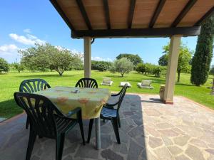 a table and four chairs on a patio at Agriturismo Paradiso in Castiglione della Pescaia