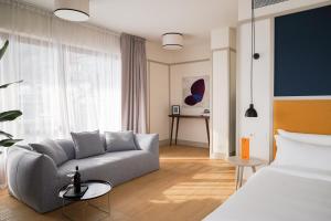 ein Wohnzimmer mit einem Sofa und einem Bett in der Unterkunft Villa ALMANA in Cernobbio