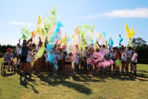 un grupo de personas jugando con polvo de colores en Camping Le Calypso 5 étoiles, en Torreilles