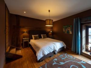 um quarto com uma cama grande num quarto em Modern Holiday Home in Ardennes with Terrace em Gedinne