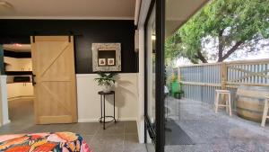 een kamer met een deur en een tafel met een plant bij The Settler, Port Pirie in Port Pirie