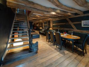 uma sala de jantar com uma escada e uma mesa e cadeiras em Modern Holiday Home in Ardennes with Terrace em Gedinne