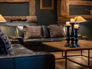 uma sala de estar com um sofá e uma mesa com velas em Modern Holiday Home in Ardennes with Terrace em Gedinne