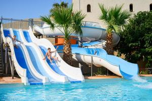 Bazén v ubytování Camping Le Calypso 5 étoiles nebo v jeho okolí