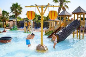 Bazén v ubytování Camping Le Calypso 5 étoiles nebo v jeho okolí