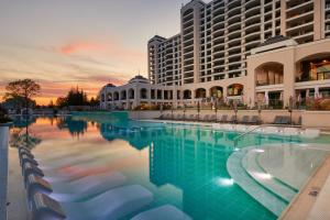 Secrets Sunny Beach Resort and Spa - Premium All Inclusive - Adults Only في ساني بيتش: مسبح كبير امام مبنى كبير