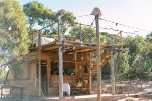 una casa que se está construyendo en el bosque en Soul Farm Algarve - Glamping & Farm Houses, en Aljezur