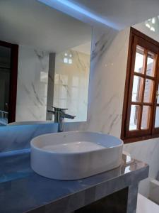 Et badeværelse på Grandpa Simos' Traditional Guest House (Α)