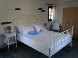 En eller flere senge i et værelse på Grandpa Simos' Traditional Guest House (Α)