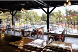 una fila de mesas y sillas en un restaurante en RAS L'BOL en Olmeto