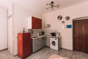 una cucina con frigorifero e lavatrice di charmelisè a La Spezia