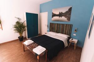una camera con un grande letto e una parete blu di charmelisè a La Spezia