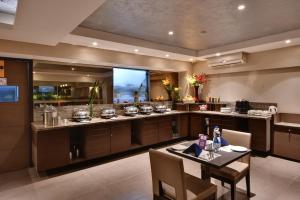 Restaurace v ubytování Click Hotel Vadodara 4 mins walk for the Railway Station