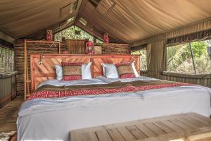 a bedroom with a large bed in a tent at Semowi Lodge in Mirapene