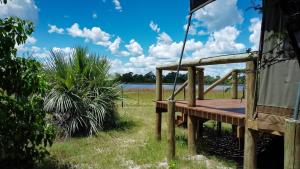 - une terrasse en bois avec vue sur une étendue d'eau dans l'établissement Semowi Lodge, à Mirapene