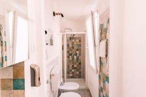 La salle de bains est pourvue d'une douche et de toilettes. dans l'établissement charmelisè, à La Spezia
