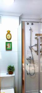 baño con ducha y puerta de cristal en LA ERMITA en Zamora