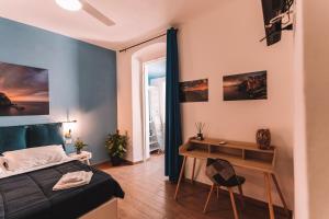 una camera con letto e scrivania di charmelisè a La Spezia