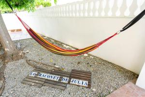 a hammock and a sign that says favor be judka at Lo Raconet de Júlia in Vinaròs