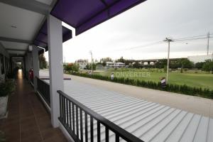 - une terrasse couverte avec vue sur un parcours de golf dans l'établissement Eazy Motel B.a.n.g.n.a, à Samutprakarn