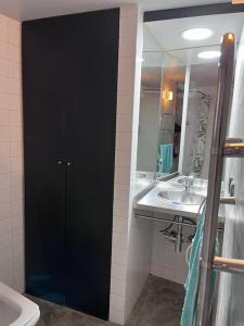een badkamer met een toilet, een wastafel en een spiegel bij Cozy Duplex Príncipe Real in Lissabon