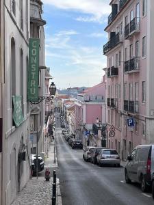 een straat met auto's aan de zijkant van gebouwen bij Cozy Duplex Príncipe Real in Lissabon