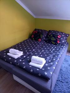 Una cama con dos toallas encima. en Markowia, en Marki
