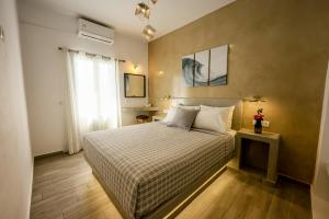 1 dormitorio con cama y ventana en Villa nectar 2 bedrooms 4 pers with Jacuzzi by MPS, en Perivolos