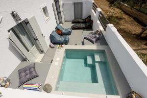 uma vista superior de uma piscina numa casa em Villa nectar 2 bedrooms 4 pers with Jacuzzi by MPS em Perissa