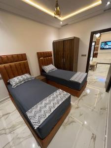 2 Einzelbetten in einem Zimmer mit in der Unterkunft appartement de luxe hay almatar 3 in Nador