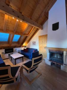 a living room with a blue couch and a fireplace at Chalet with mountainview in Oz