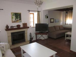 sala de estar con sofá y chimenea en El Magnolio, en Chiclana de la Frontera