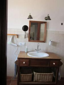 y baño con lavabo y espejo. en El Magnolio, en Chiclana de la Frontera