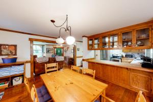uma cozinha e sala de jantar com uma mesa de madeira em The Cozy House em Trenton