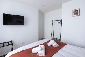 - une chambre avec un lit et des serviettes dans l'établissement La Symphonie - Cosy - Climatisation - Proche Gare, à Montluçon