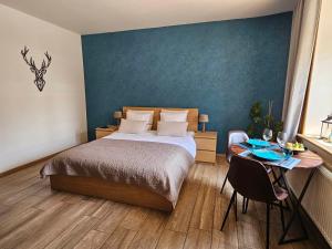 - une chambre avec un lit et une table dans l'établissement Ferme La Joye, à Houffalize