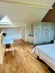 1 dormitorio con cama, lavabo y bañera en Luxury at Barbizon en Barbizon