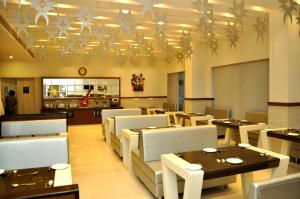 Chandra Imperial tesisinde bir restoran veya yemek mekanı