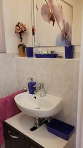 ein Bad mit einem Waschbecken und einem Spiegel in der Unterkunft Unique Munich Apartment in Unterhaching