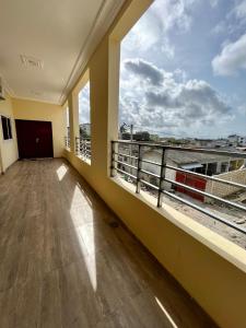 Cette chambre dispose d'un balcon avec vue. dans l'établissement Appartement moderne 2chambres, à Cotonou